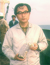 第一鹿島海山調査で石灰岩を手に（1975年4月）
